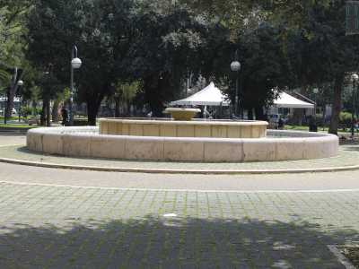 Al centro della piazza � invece collocata dagli anni 40 una fontana a vasca tonda